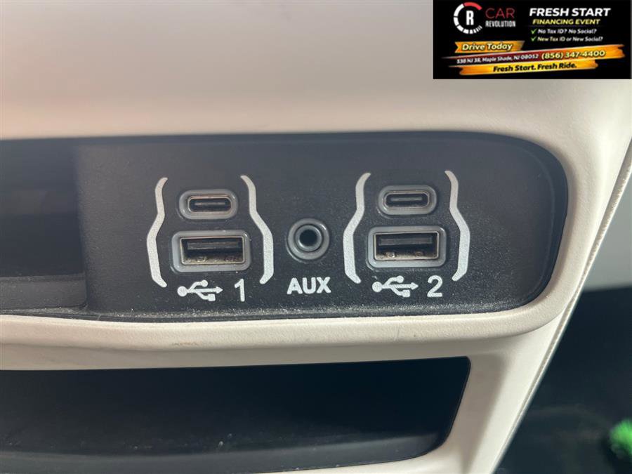 Used 2023 Chrysler Pacifica Touring-L FWD image 23