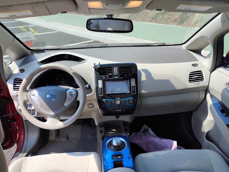 Used 2011 Nissan Leaf w/ Eco Design Pkg FWD image 9