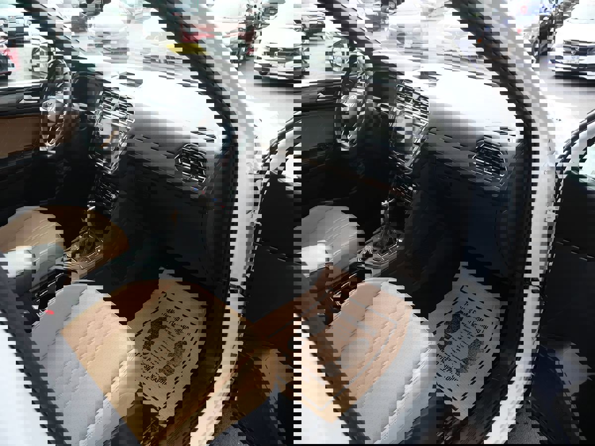 Used 2022 Volkswagen Tiguan SE w/ Panoramic Sunroof Package image 16