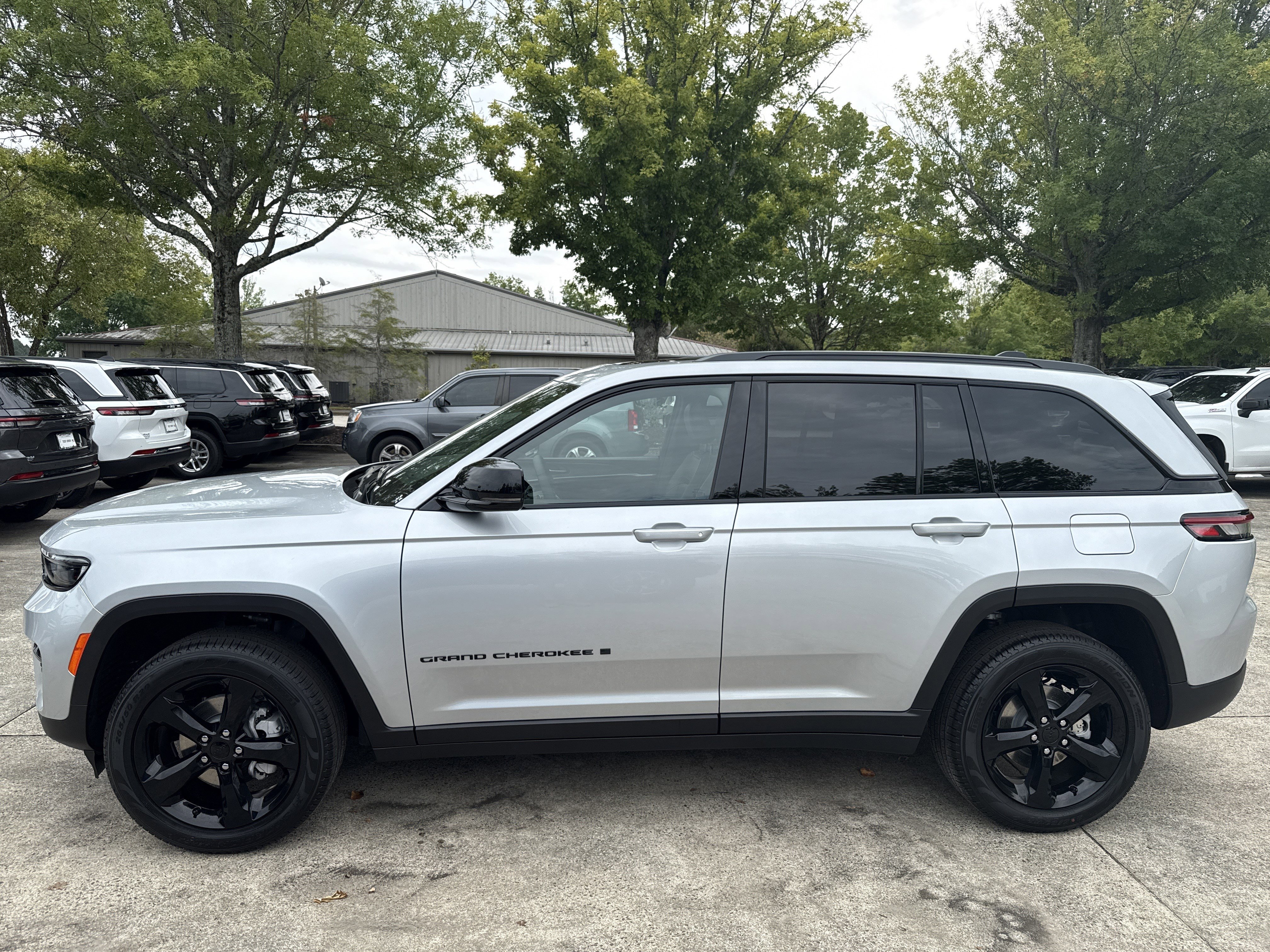 New 2025 Jeep Grand Cherokee Limited w/ Black Appearance Package RWD image 4