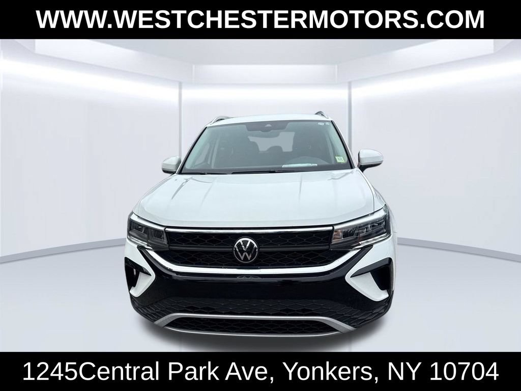 Used 2024 Volkswagen Taos SE FWD image 2