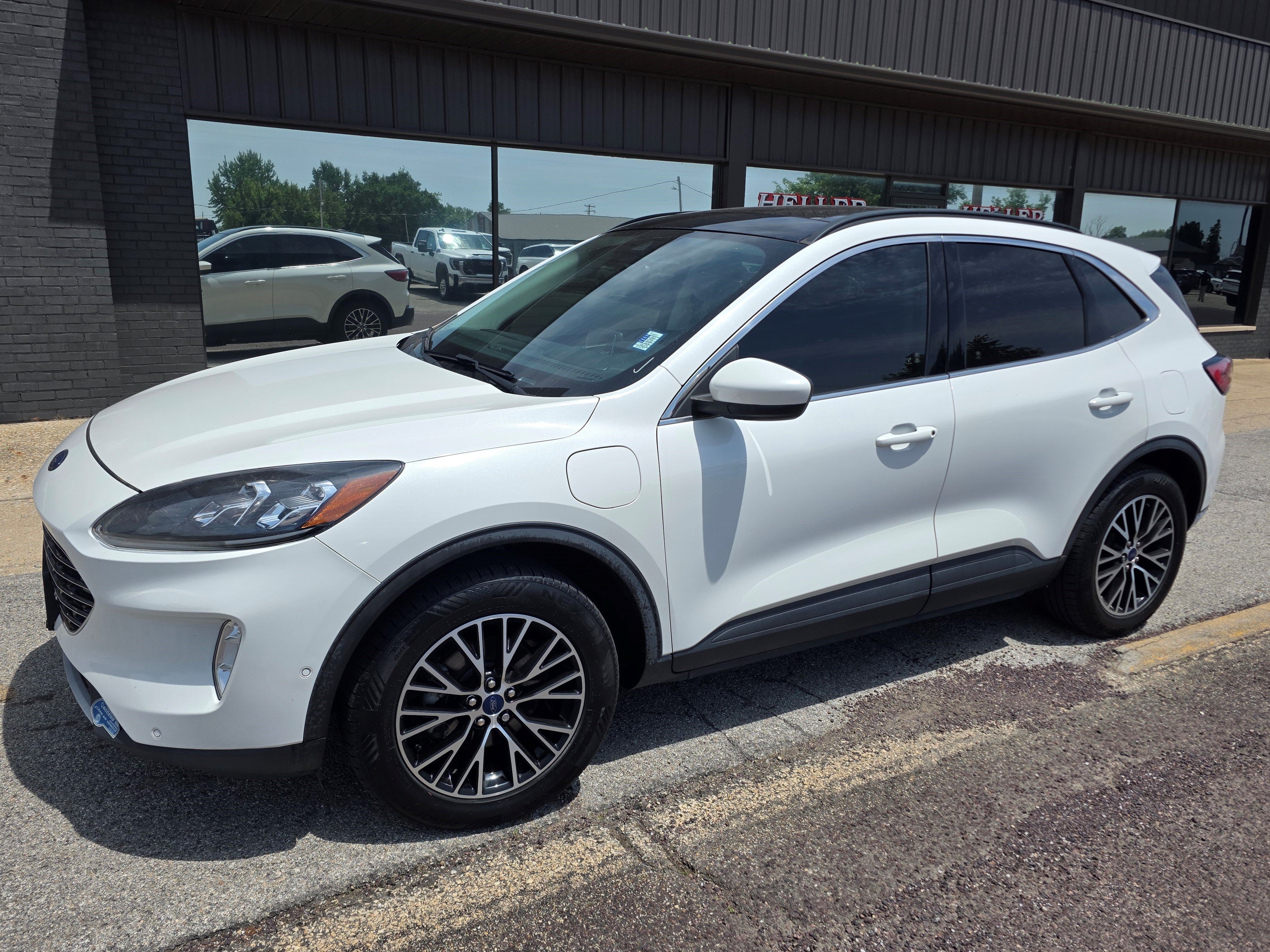 Used 2021 Ford Escape Titanium w/ Titanium Premium Package FWD image 3