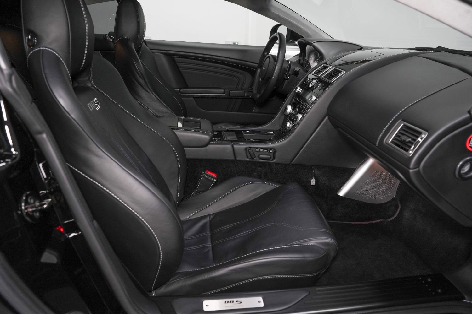 Used 2010 Aston Martin DBS Coupe image 25