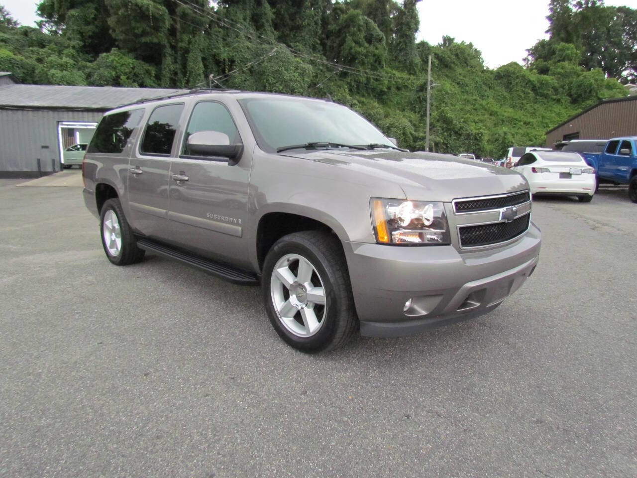 Used 2008 Chevrolet Suburban LT w/ Convenience Package 1