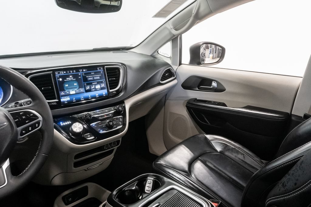Used 2023 Chrysler Pacifica Touring-L FWD image 11