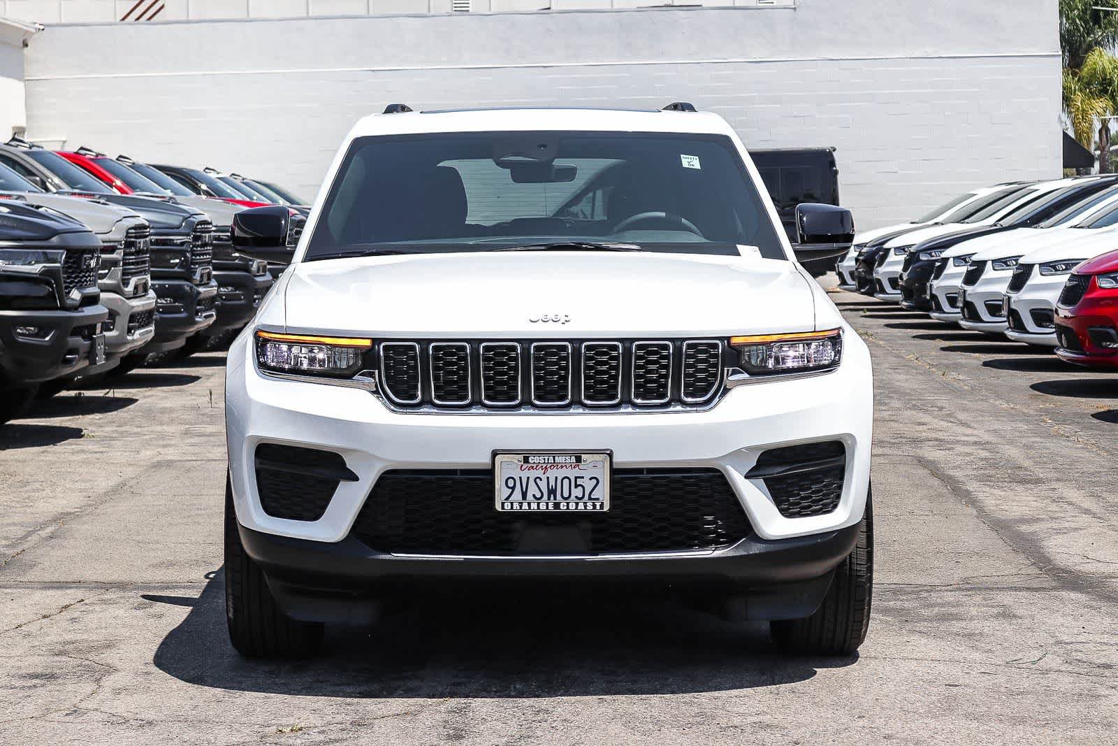 Used 2025 Jeep Grand Cherokee Laredo X RWD image 2