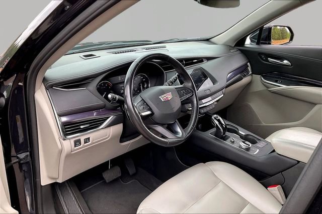 Used 2022 Cadillac XT4 Luxury w/ Cold Weather Package FWD image 12