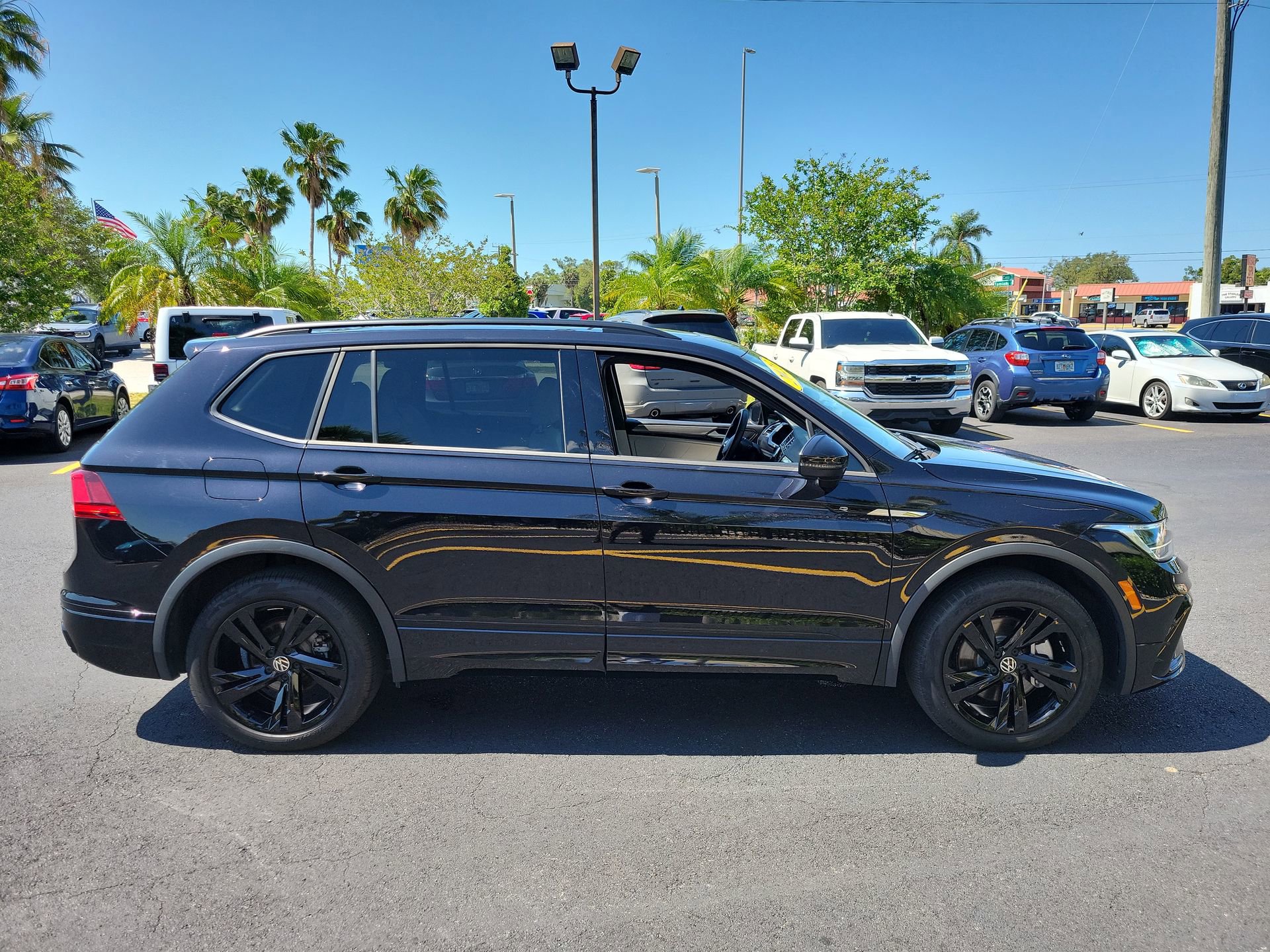 Used 2023 Volkswagen Tiguan SE R-Line AWD/4WD image 5