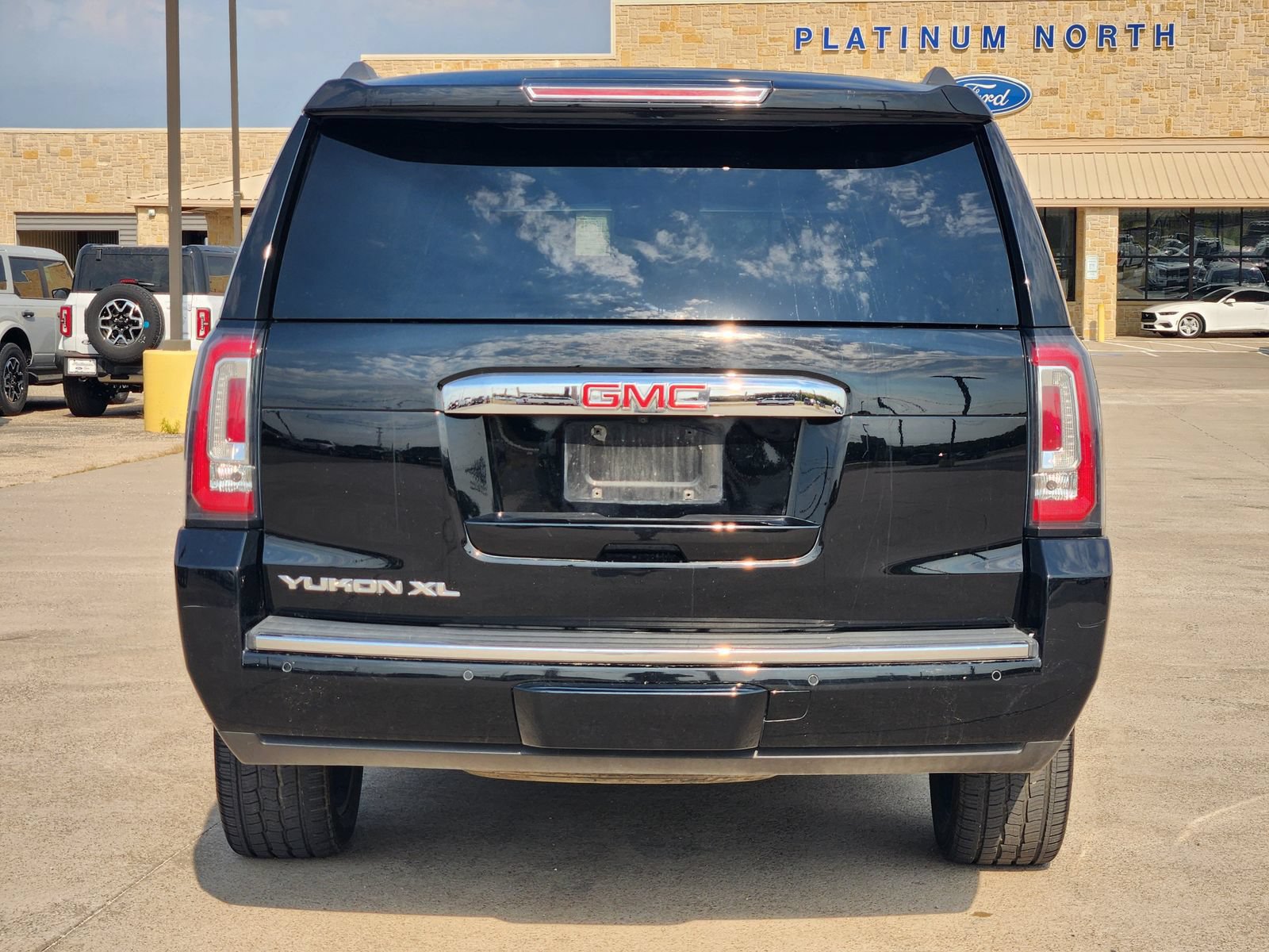 Used 2018 GMC Yukon XL Denali w/ Open Road Package AWD/4WD image 8