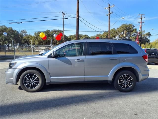 Used 2018 Dodge Journey SE w/ Connectivity Group FWD image 3