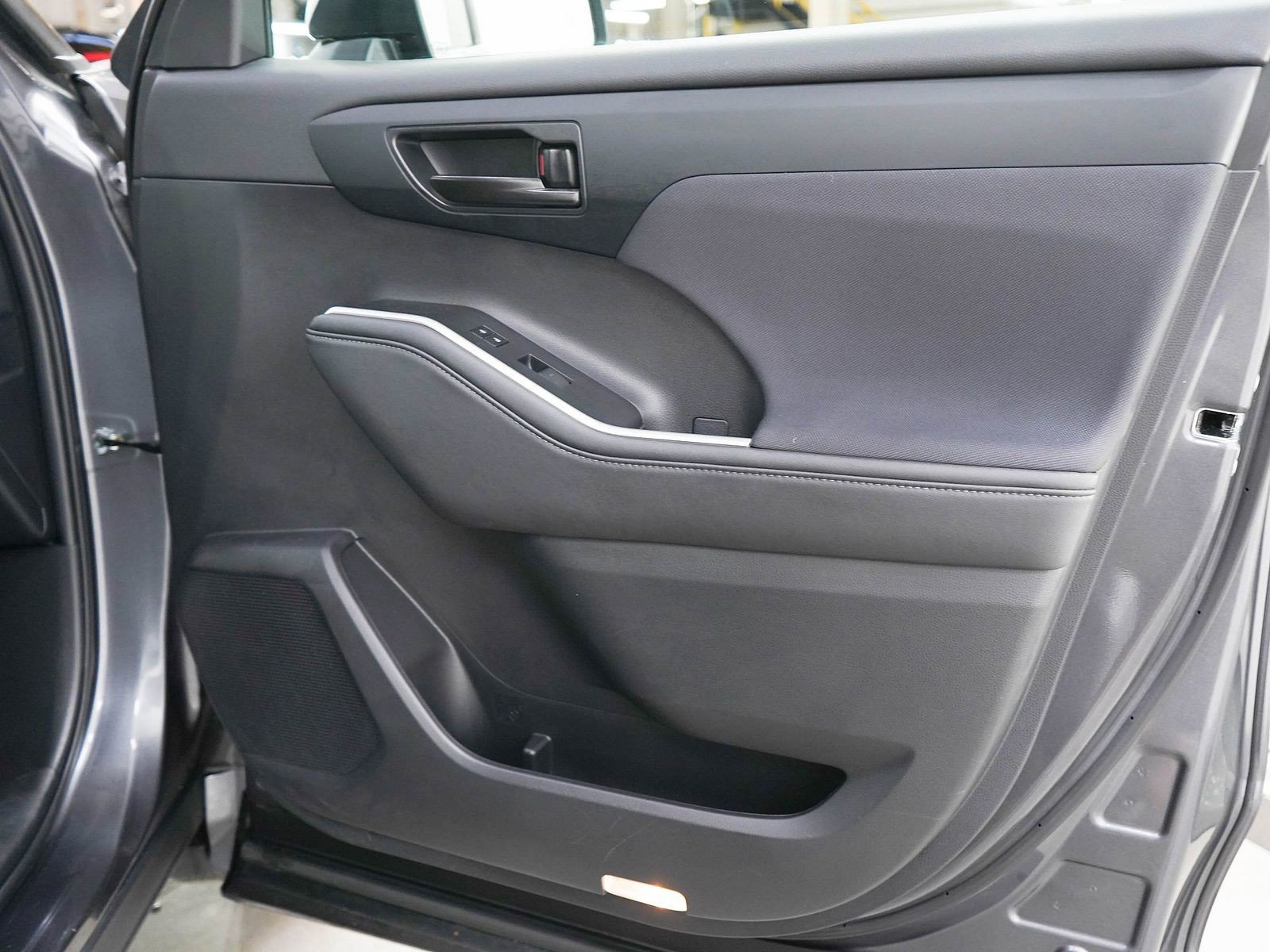 Used 2024 Toyota Highlander LE FWD image 9