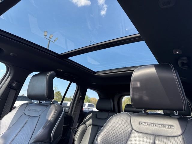 Used 2022 Jeep Grand Cherokee Overland w/ Luxury Tech Group IV AWD/4WD image 13