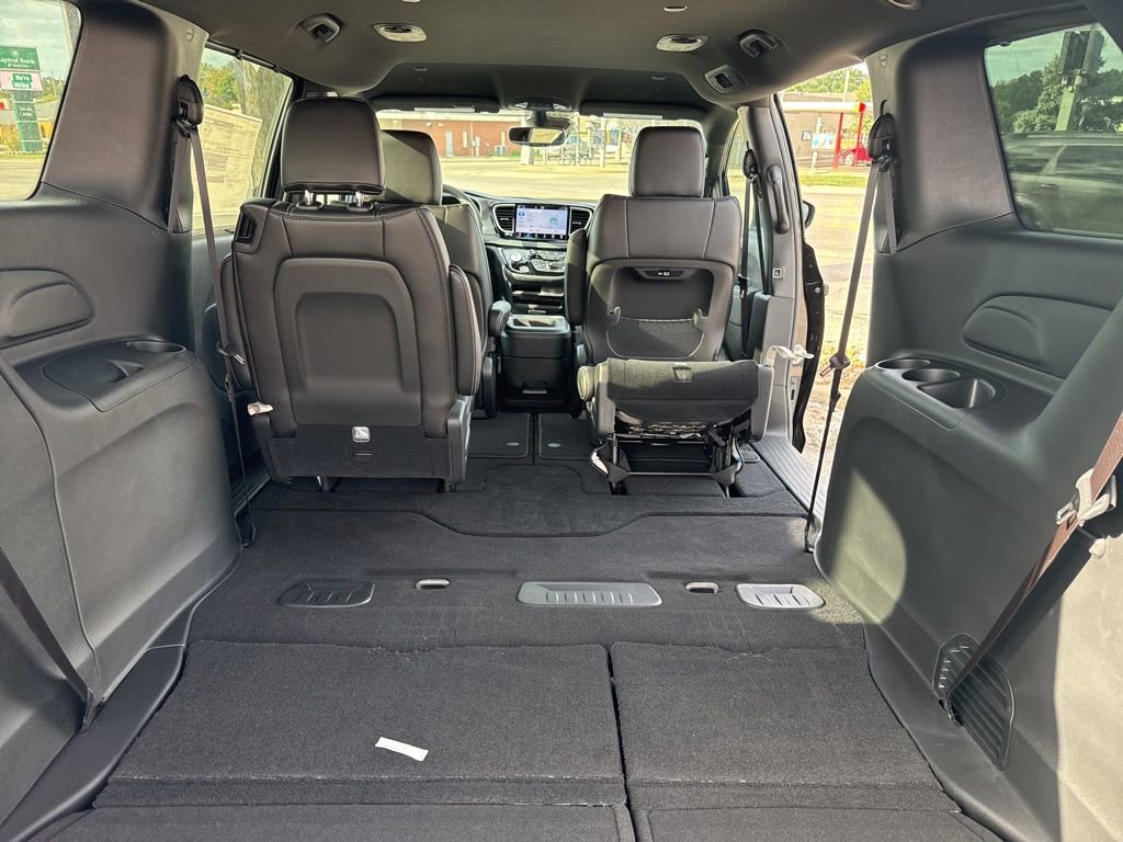 New 2026 Chrysler Pacifica Select image 30