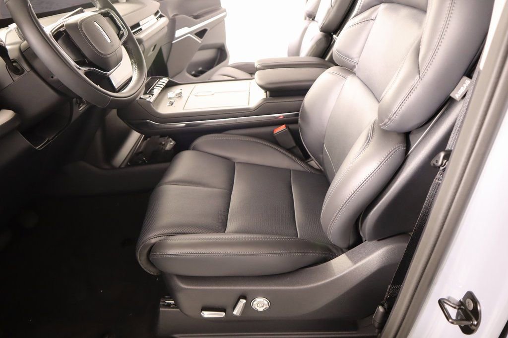 New 2025 Lincoln Navigator Reserve image 11