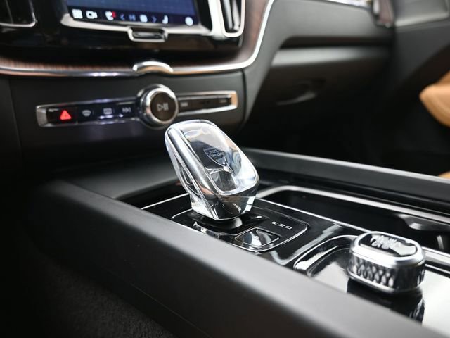 Used 2023 Volvo XC60 B6 Ultimate w/ Climate Package image 12