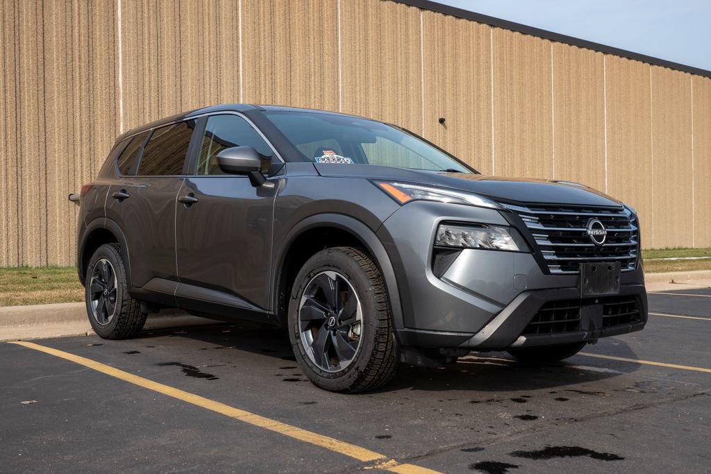 Used 2024 Nissan Rogue SV AWD/4WD image 2