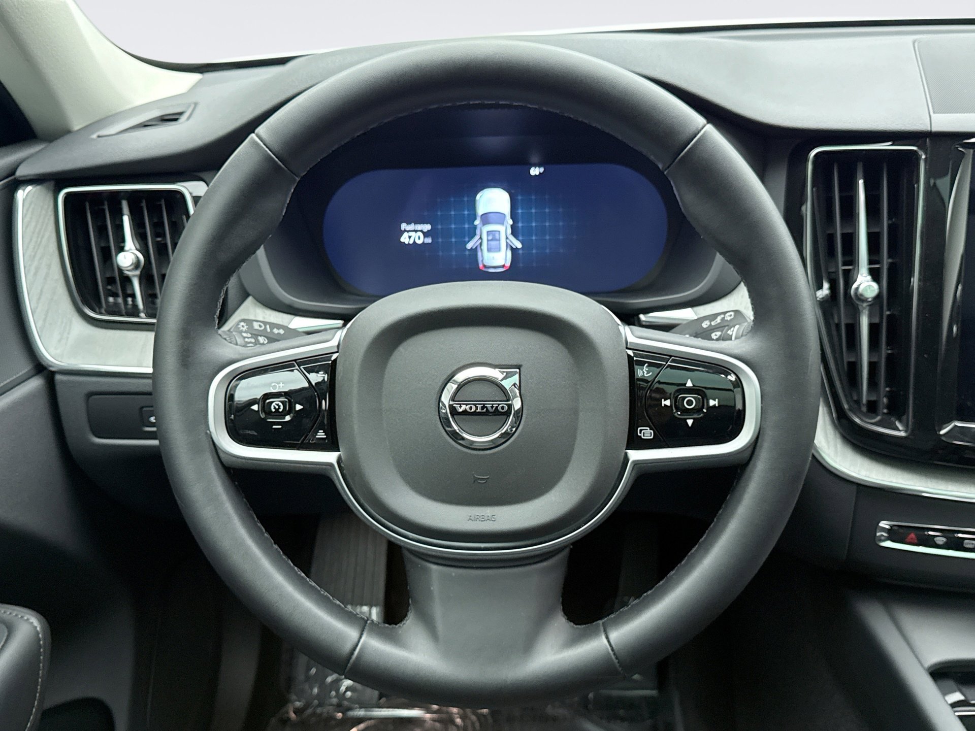 Used 2025 Volvo XC60 B5 Plus image 12