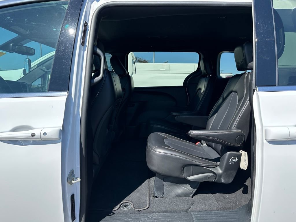 Used 2025 Chrysler Pacifica Select FWD image 11