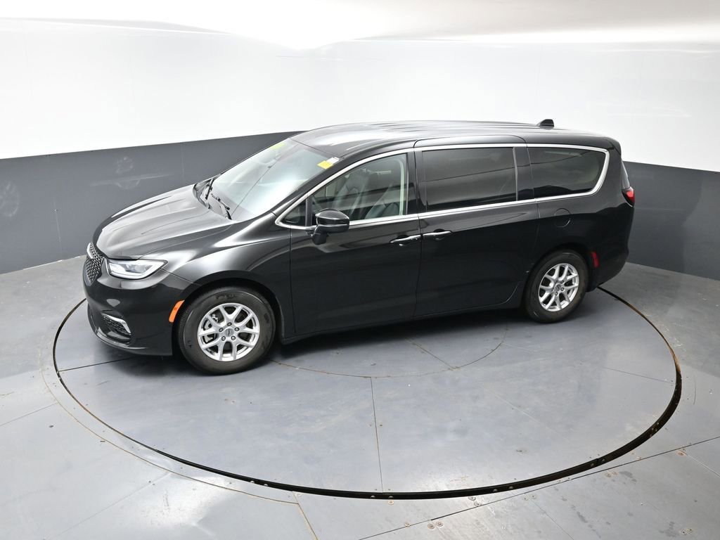 Used 2023 Chrysler Pacifica Touring-L FWD image 47