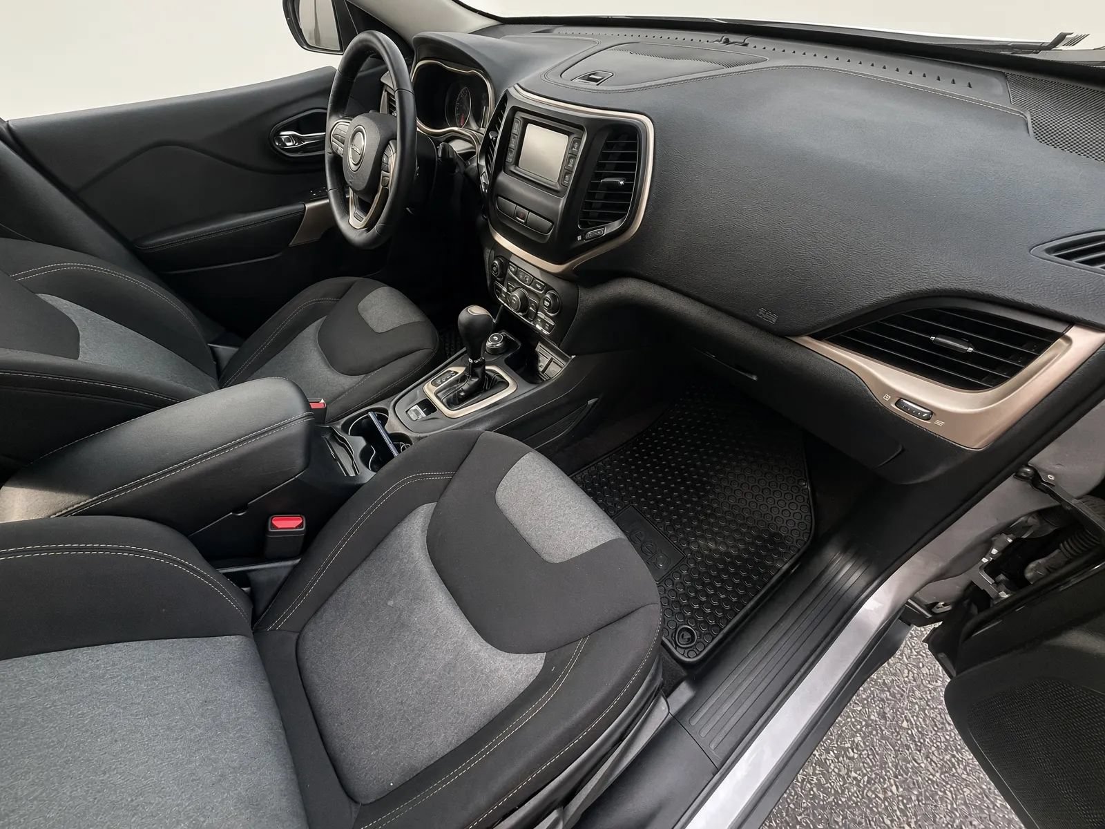 Used 2018 Jeep Cherokee Latitude w/ Cold Weather Group AWD/4WD image 15
