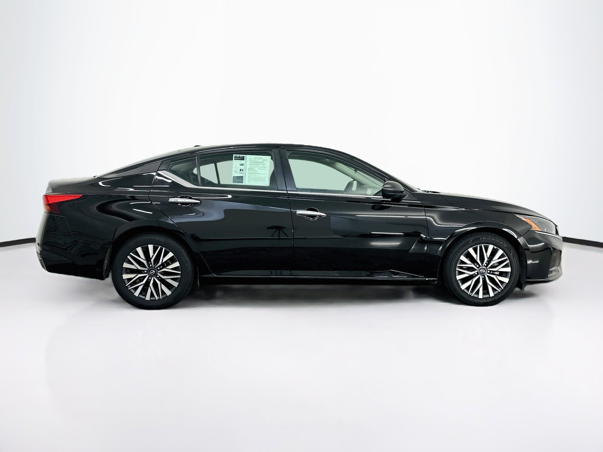 Used 2025 Nissan Altima 2.5 SV FWD image 10