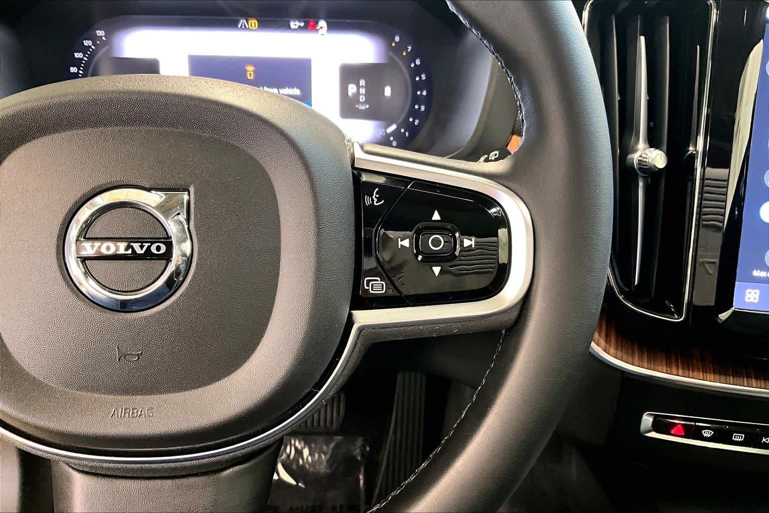 Certified 2024 Volvo XC60 B5 Plus w/ Protection Package Premier AWD/4WD image 24