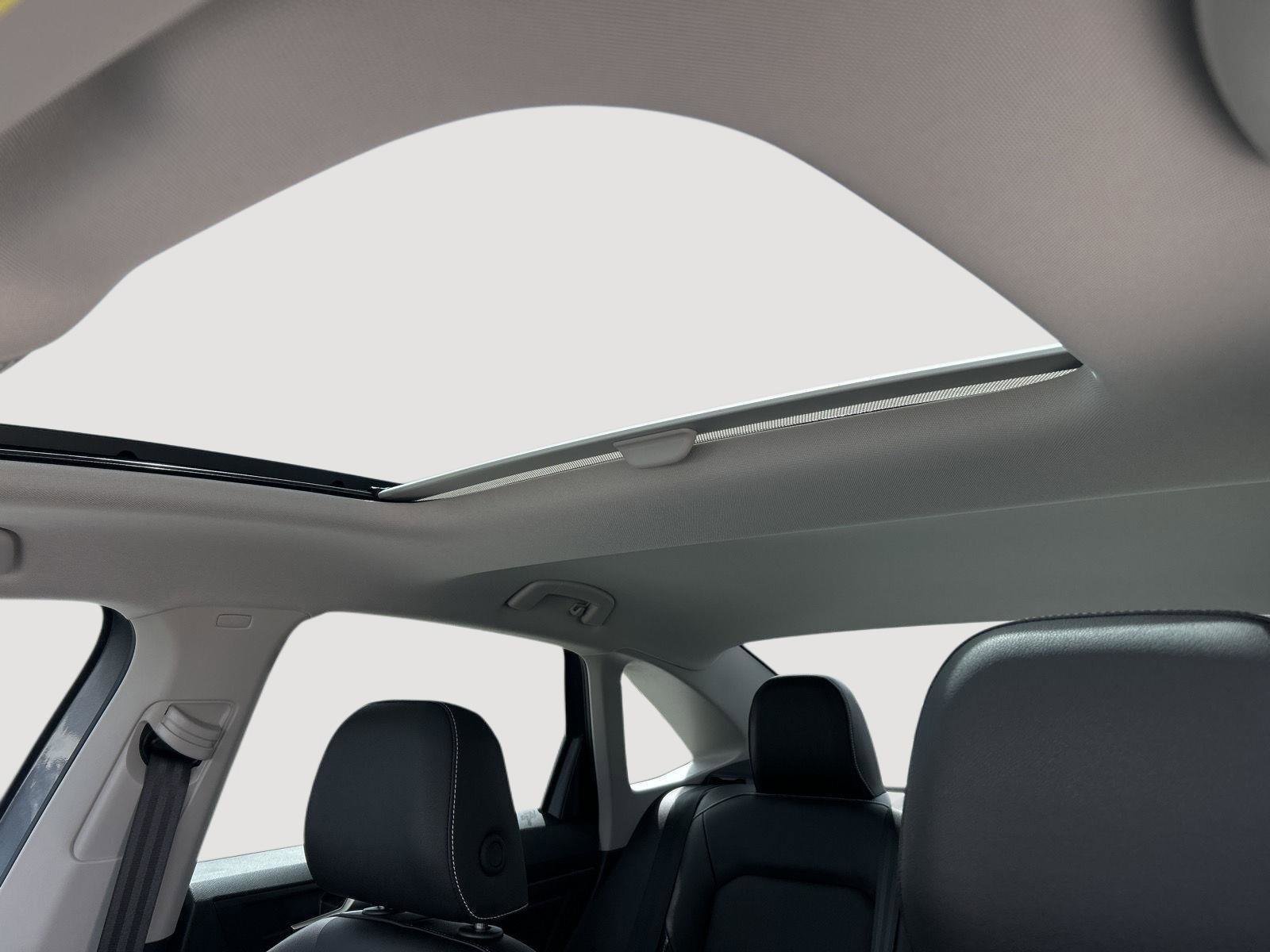 Used 2024 Volkswagen Jetta SE w/ Panoramic Sunroof Package image 26