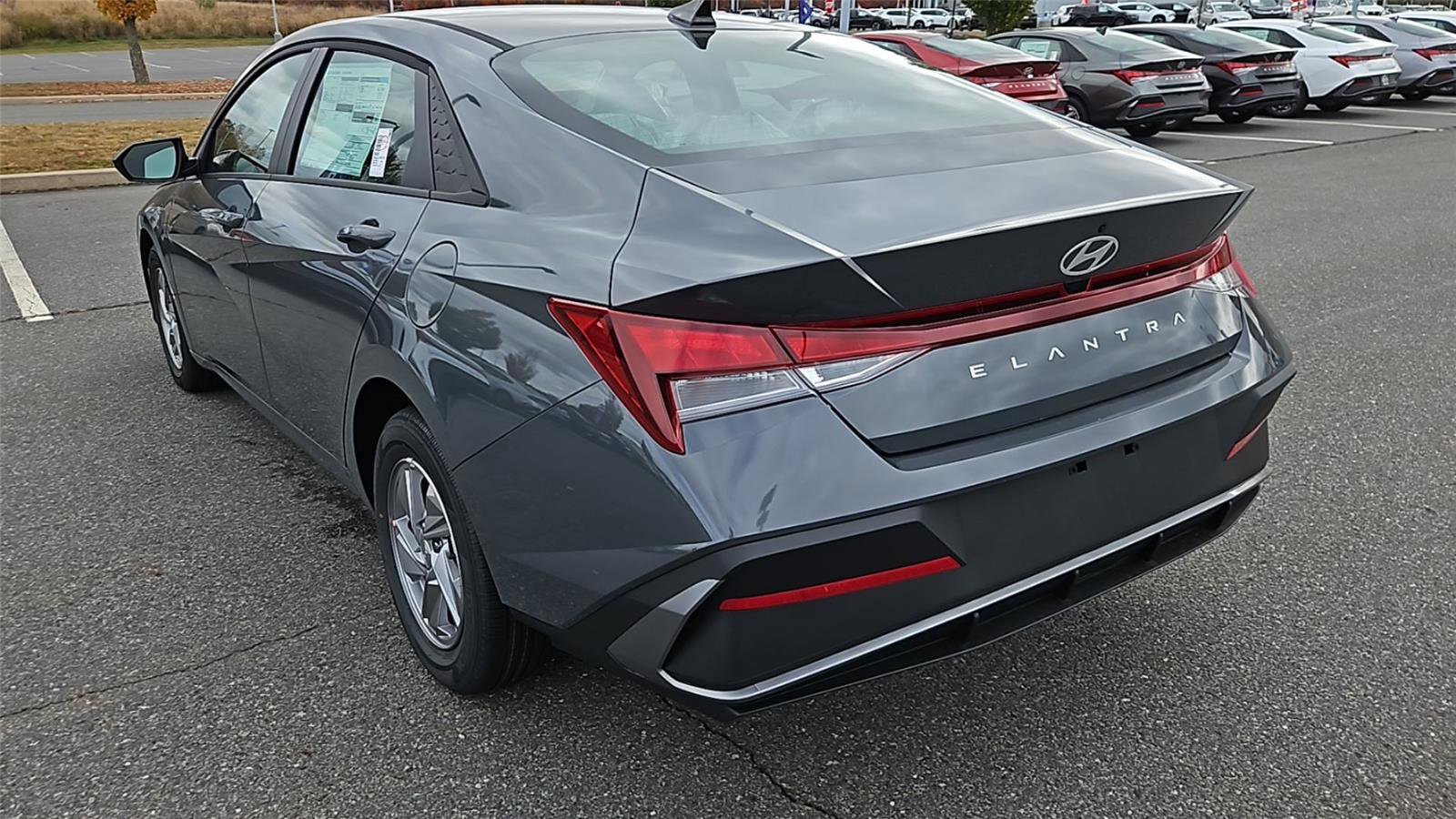 New 2025 Hyundai Elantra SE image 5
