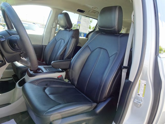 Used 2024 Chrysler Pacifica Touring-L image 11