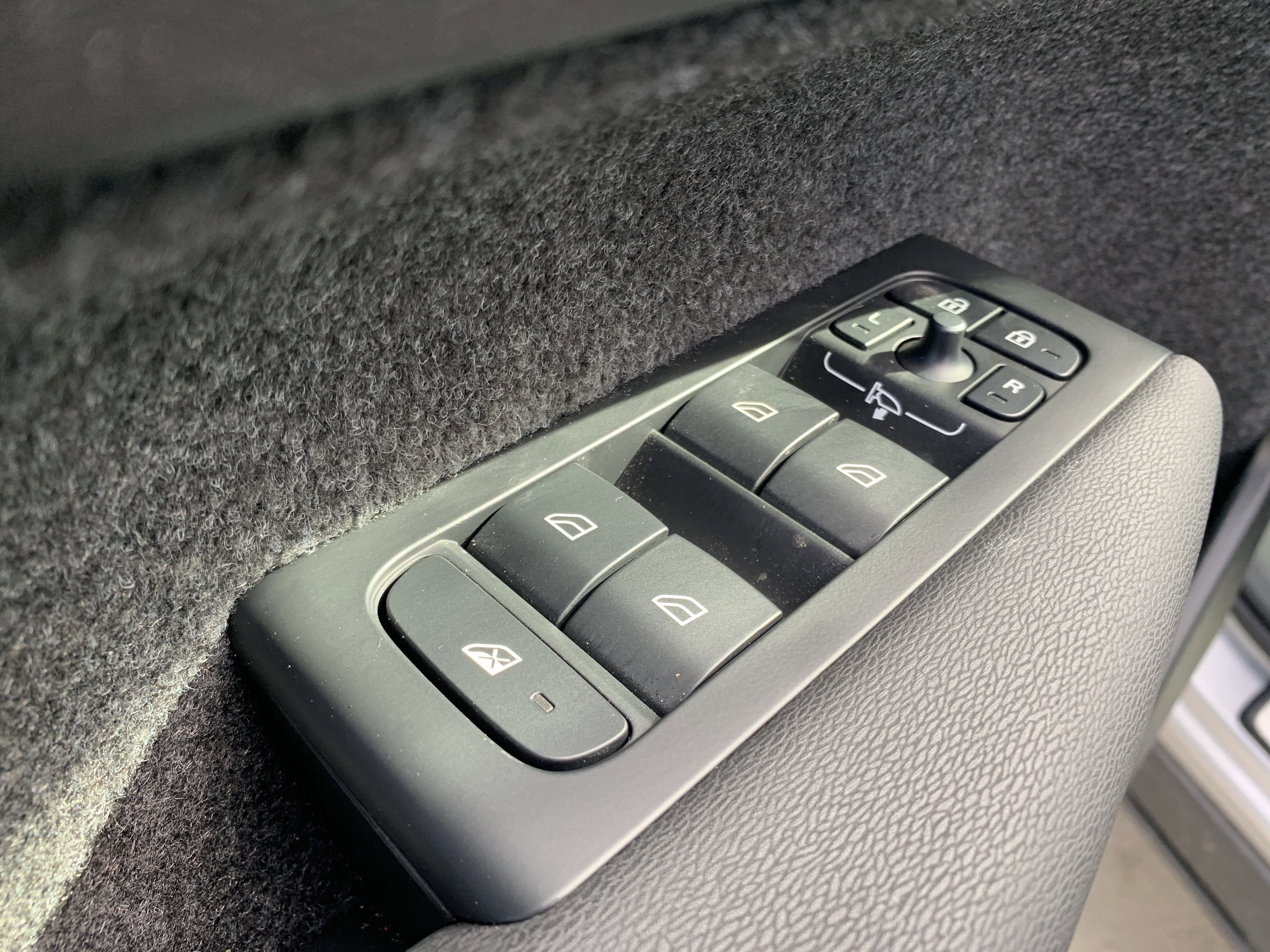 Used 2025 Volvo XC40 B5 Plus image 15