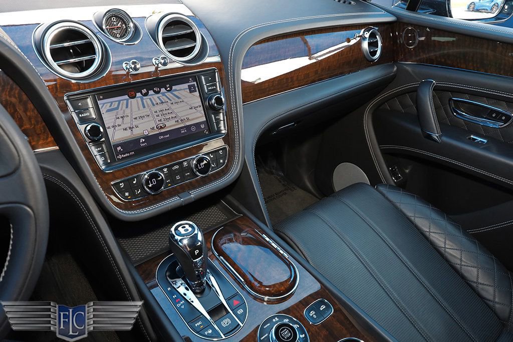 Used 2017 Bentley Bentayga image 23