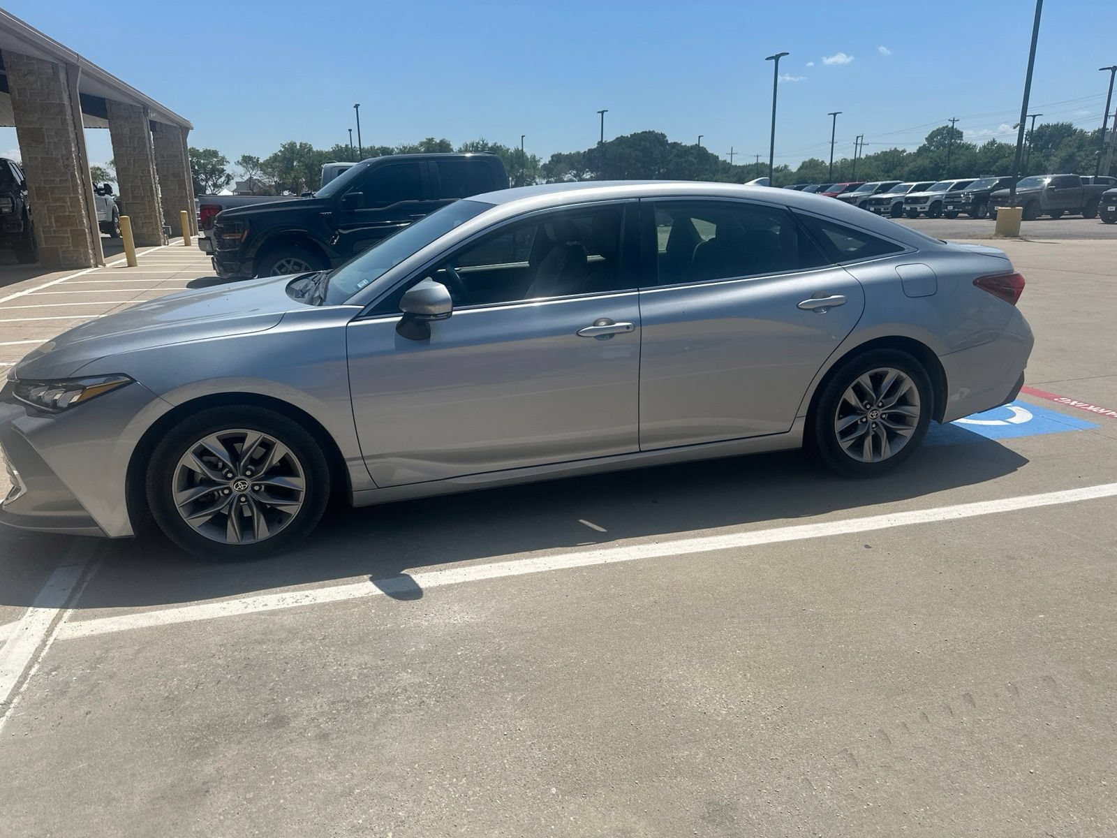 Used 2022 Toyota Avalon XLE FWD image 2
