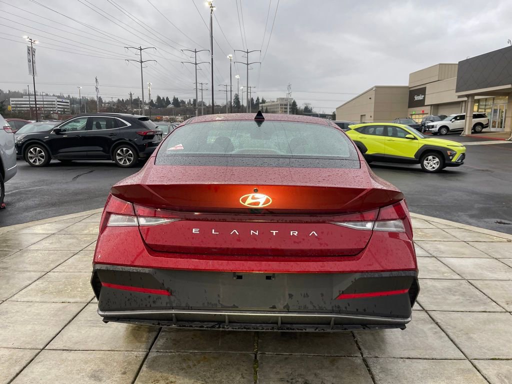 Certified 2025 Hyundai Elantra SE image 9