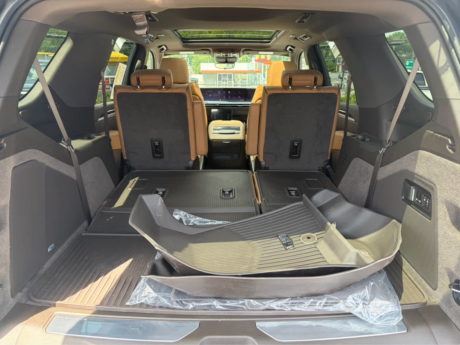 Used 2026 Cadillac Escalade Luxury w/ LPO, Floor Liner Package AWD/4WD image 39