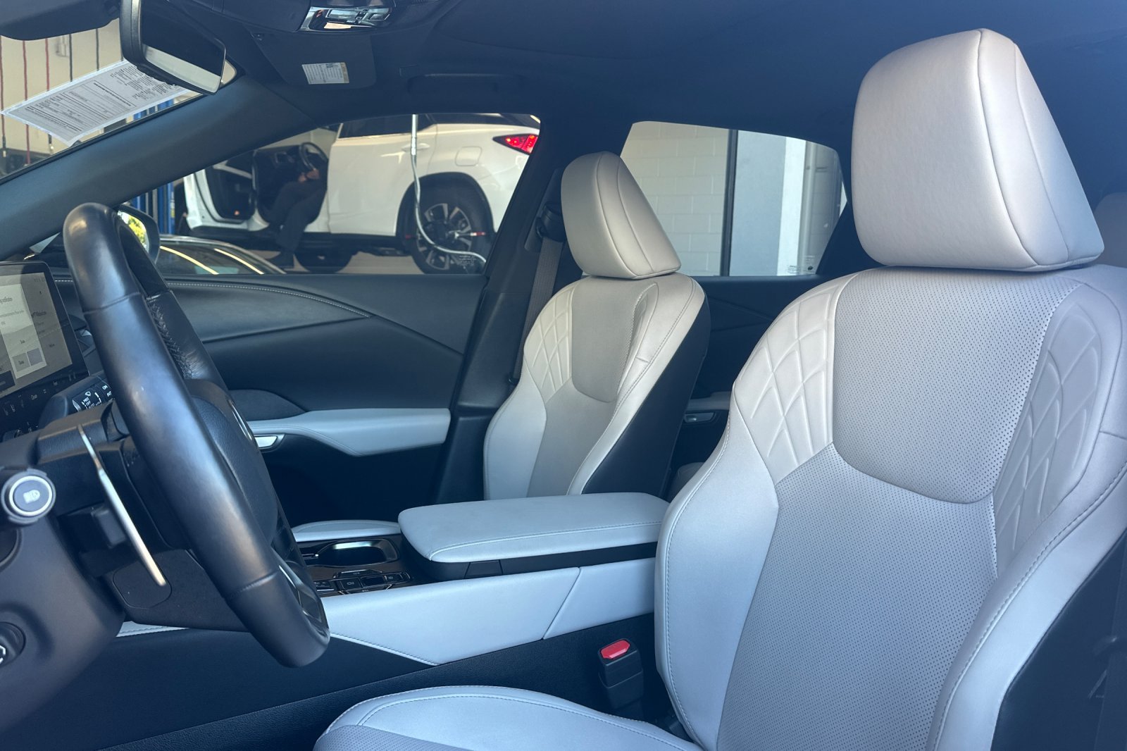 Used 2024 Lexus RX 350 Premium w/ Accessory Package (Z1) FWD image 5