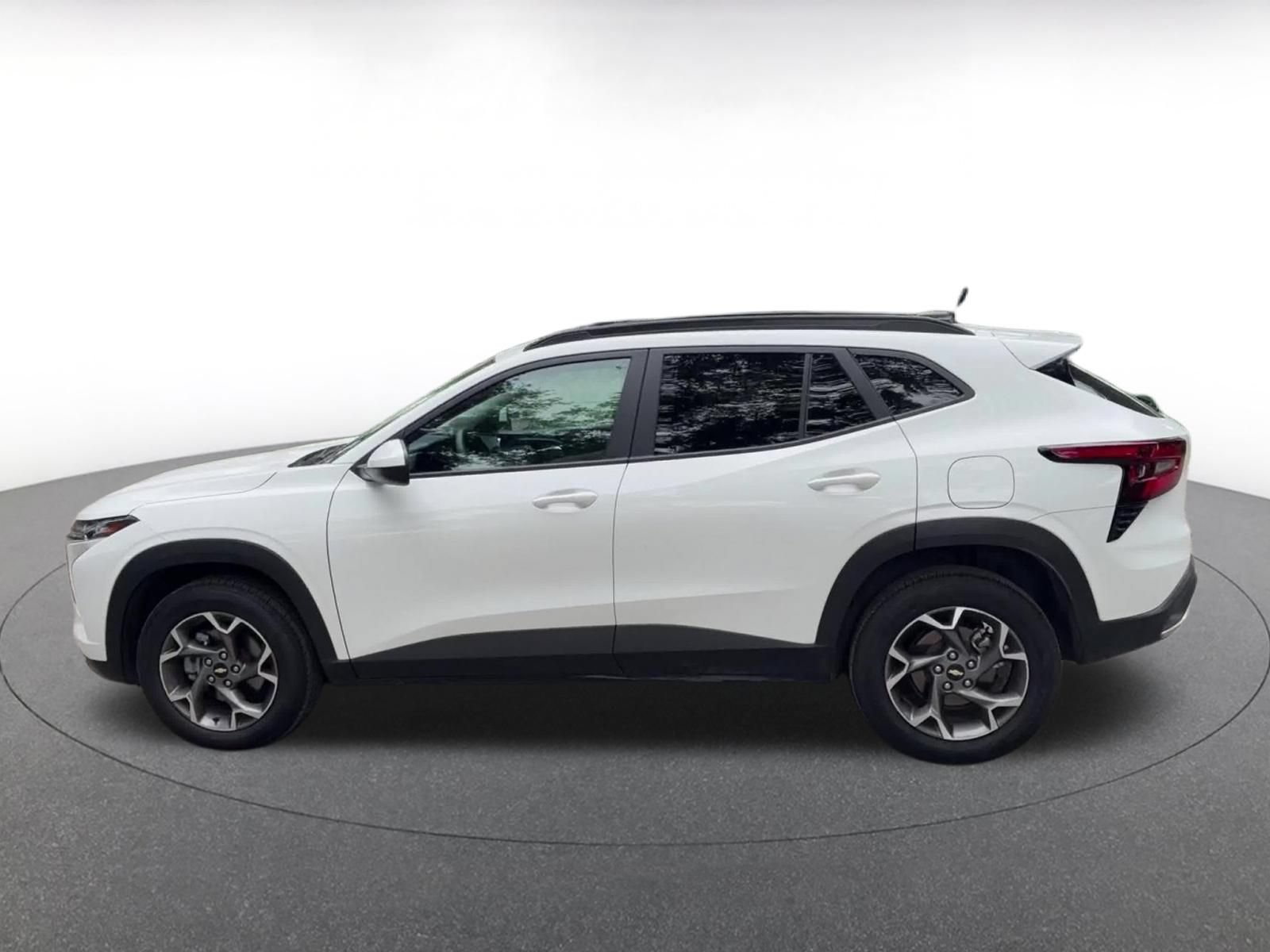Used 2025 Chevrolet Trax LT FWD image 9