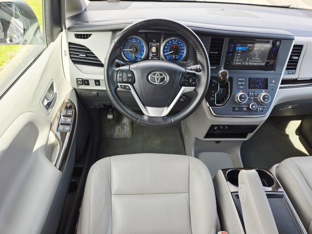 Used 2017 Toyota Sienna XLE FWD image 12