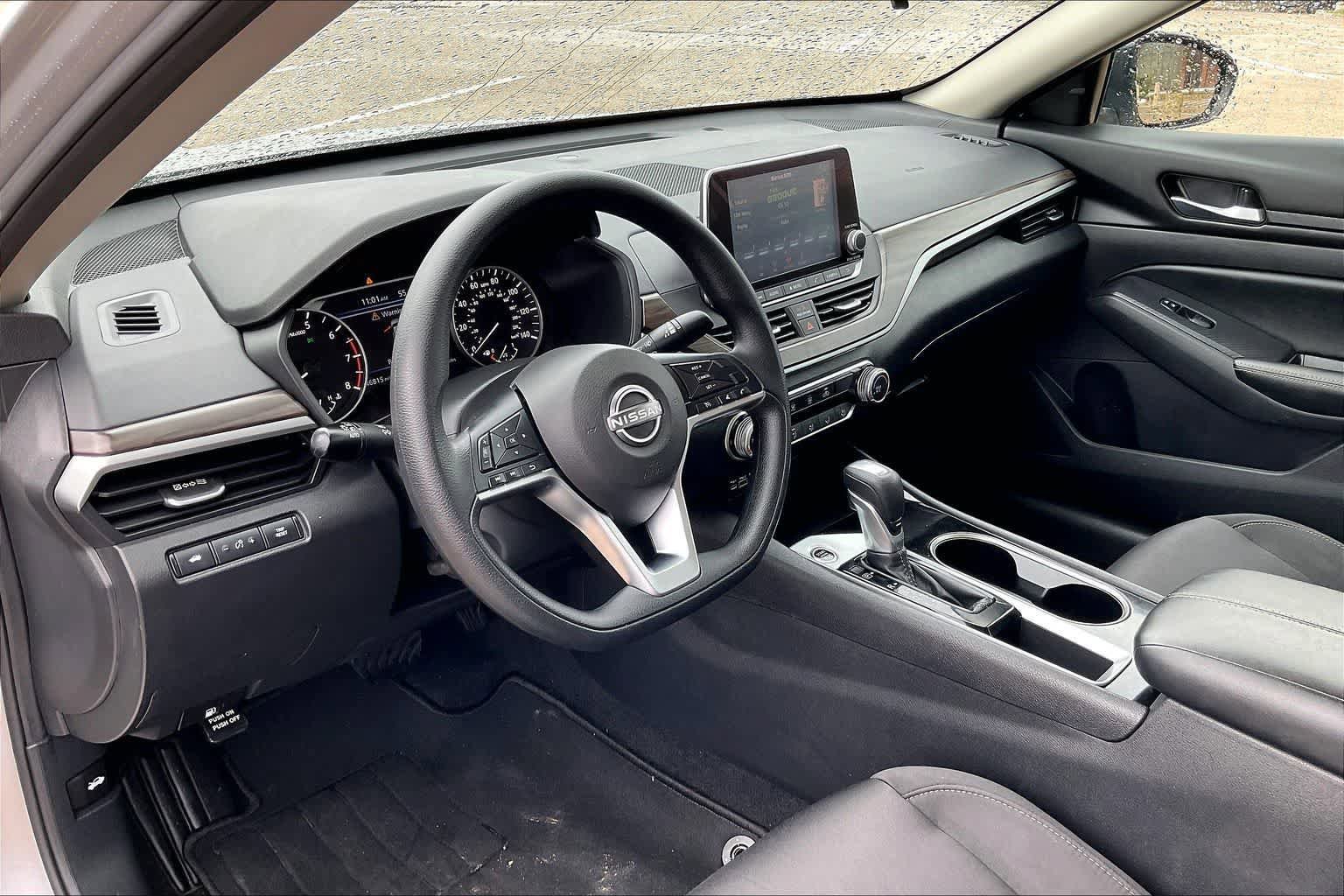 Used 2024 Nissan Altima 2.5 SV FWD image 2