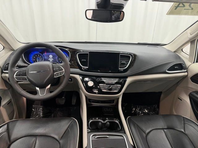 Used 2024 Chrysler Pacifica Limited w/ Uconnect Theater Family Group FWD image 4