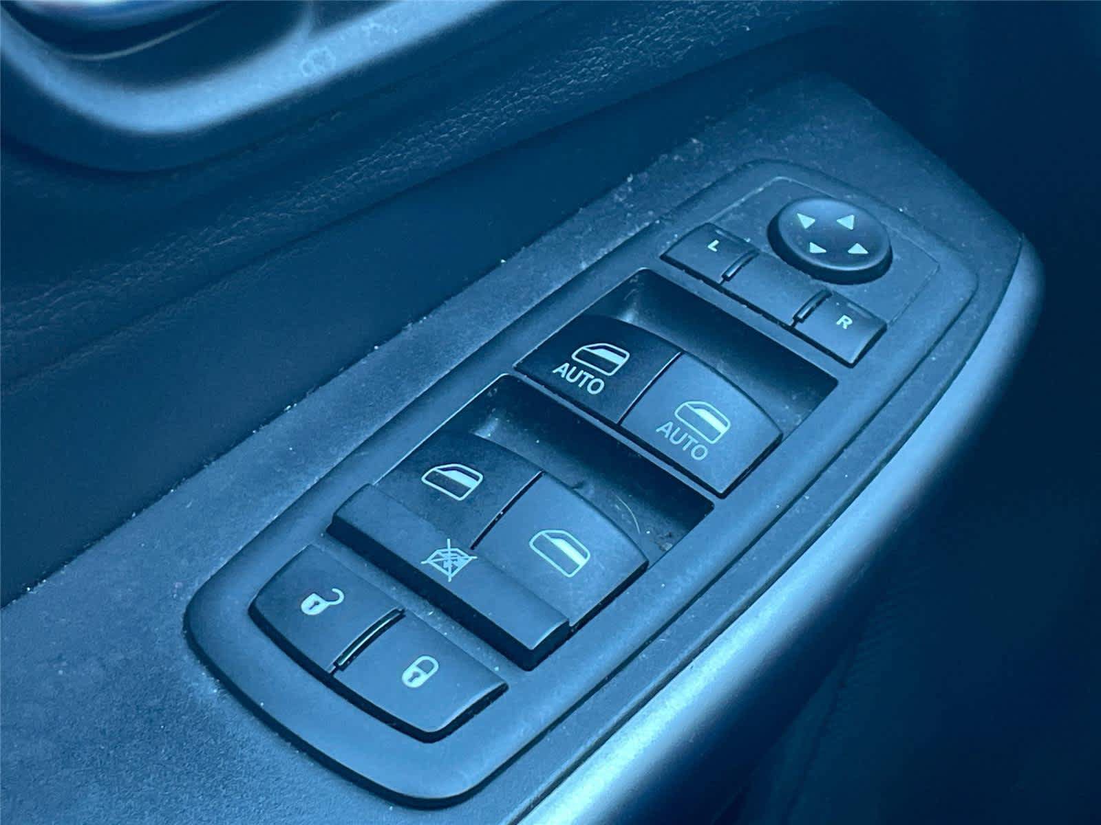 Used 2019 Jeep Cherokee Latitude Plus w/ Cold Weather Group AWD/4WD image 18