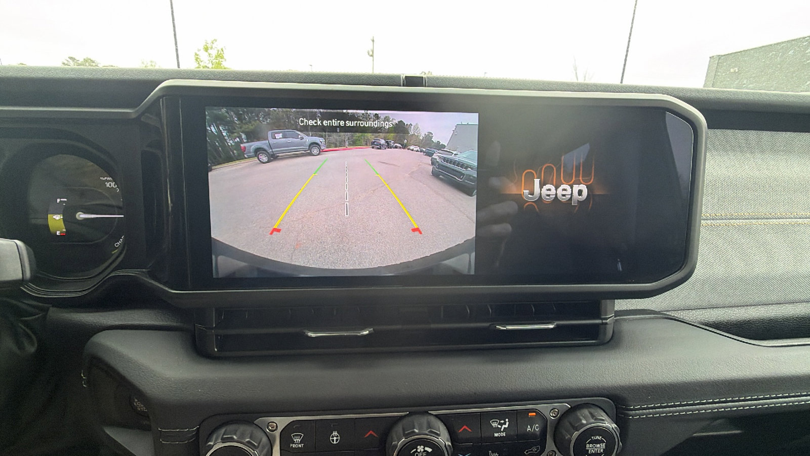 Used 2025 Jeep Wrangler Sahara image 32