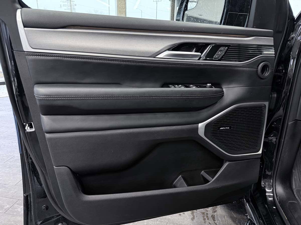 Used 2025 Jeep Wagoneer Series II image 25