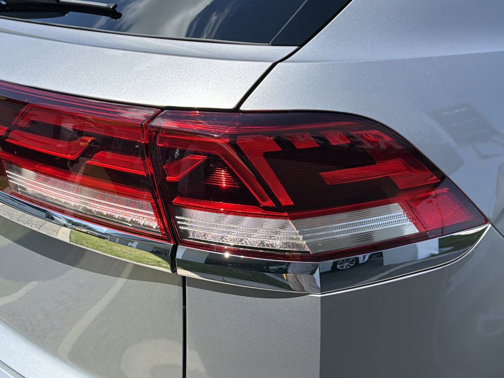 Used 2025 Volkswagen Atlas Cross Sport SE FWD image 9