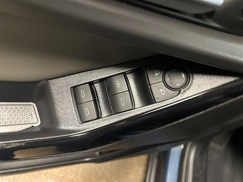 Used 2025 Chevrolet Equinox LT w/ Convenience Package II image 9