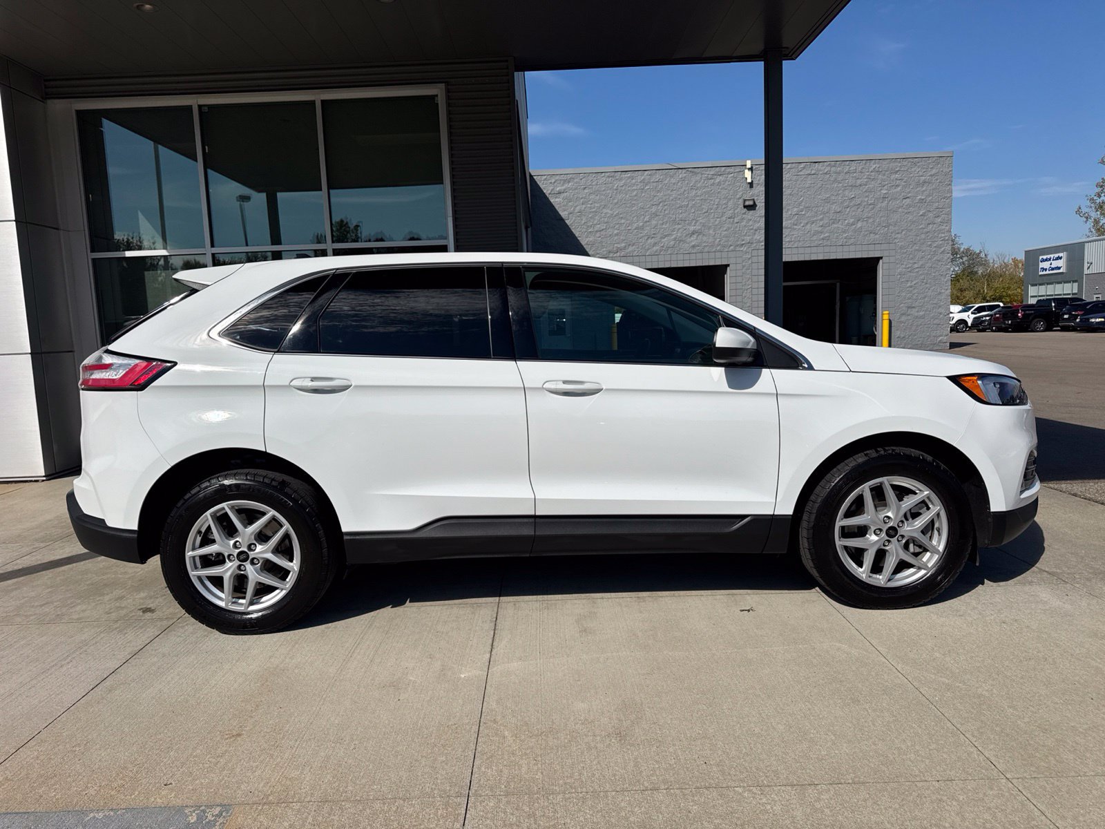 Certified 2024 Ford Edge SEL w/ Convenience Package AWD/4WD image 9