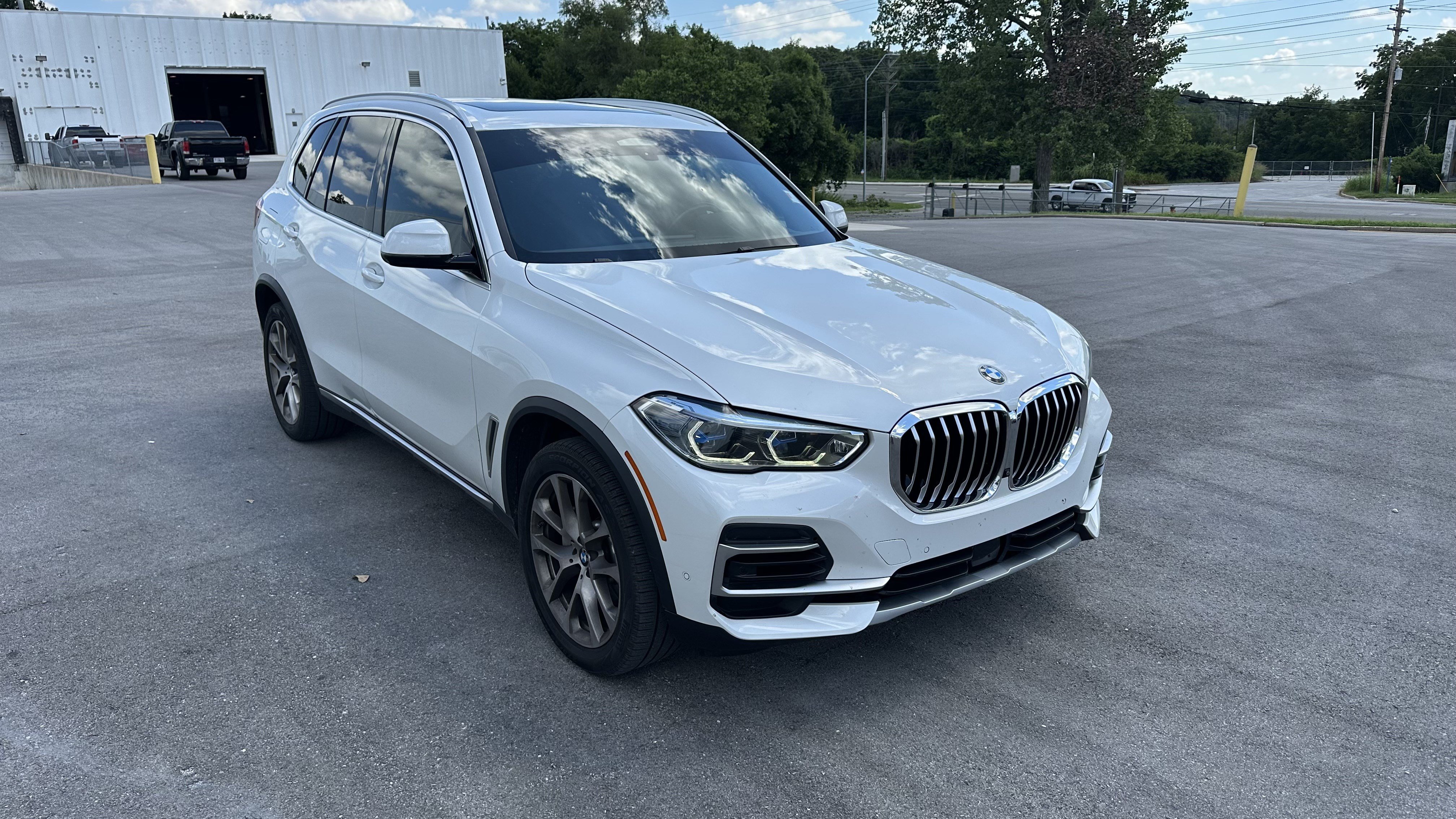 Used 2022 BMW X5 xDrive40i w/ Executive Package AWD/4WD image 2