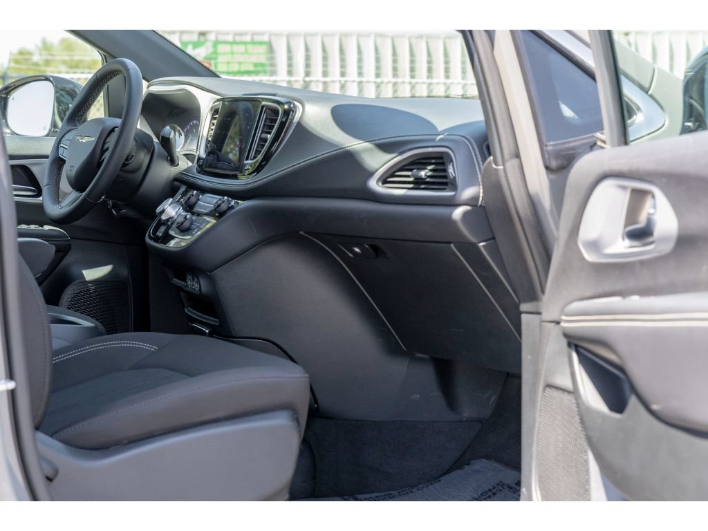 Used 2024 Chrysler Pacifica Touring FWD image 10