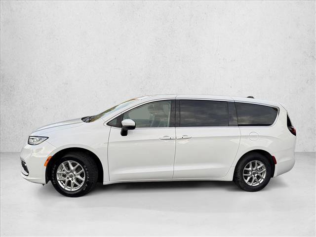 Used 2023 Chrysler Pacifica Touring-L image 4