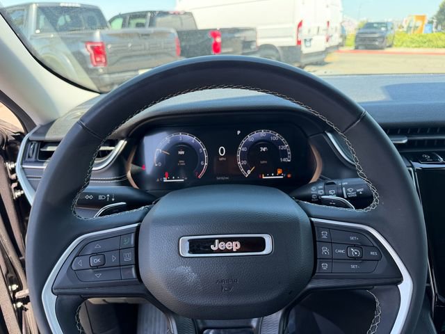 Used 2023 Jeep Grand Cherokee Laredo AWD/4WD image 14