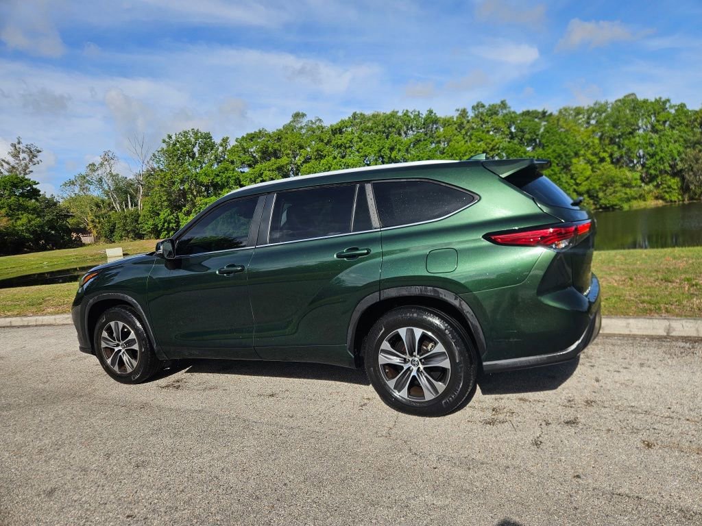 Used 2023 Toyota Highlander XLE image 3